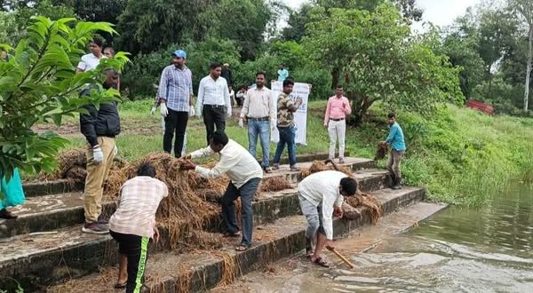 जल गंगा संवर्धन अभियान के अंतर्गत नगर परिषद बडकुही में वार्ड क्रमांक-06 में स्थित दर्शन नगर तलाब की निकाय के अधिकारी, कर्मचारी एवं जनप्रतिनिधियों द्वारा साफ-सफाई की गई। साथ ही सभी अधिकारी, कर्मचारी एवं जनप्रतिनिधियों ने मिलकर संकल्प लिया की हम अपने जल स्त्रोतो के आस पास गंदगी नहीं करेंगे और हमारे आस पास के जल स्त्रोतों को साफ रखेंगे।
