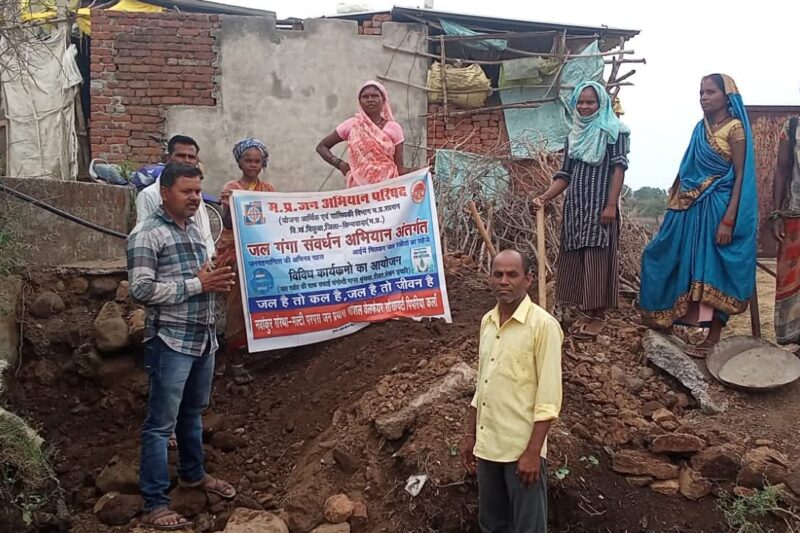 जल गंगा संवर्धन अभियान: इंद्रा कॉलोनी में जल संरक्षण के लिये श्रमदान कर सोखता गड्ढा बनाकर जल संरक्षण के अन्य उपाय भी बताये गये