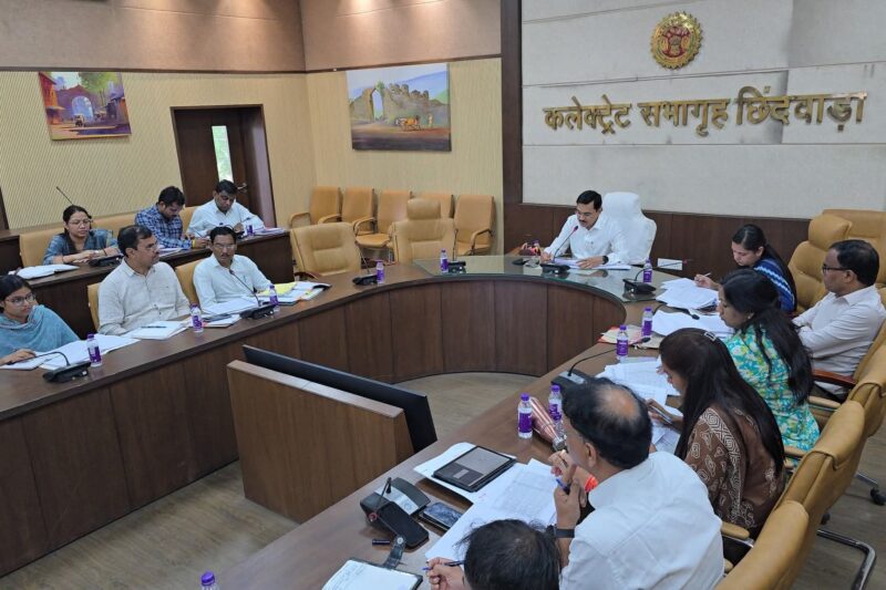 राजस्व कार्यों में गति लाने कलेक्टर श्री सिंह ने ली राजस्व अधिकारियों की मासिक समीक्षा बैठक राजस्व वसूली बढ़ाने के दिए निर्देश