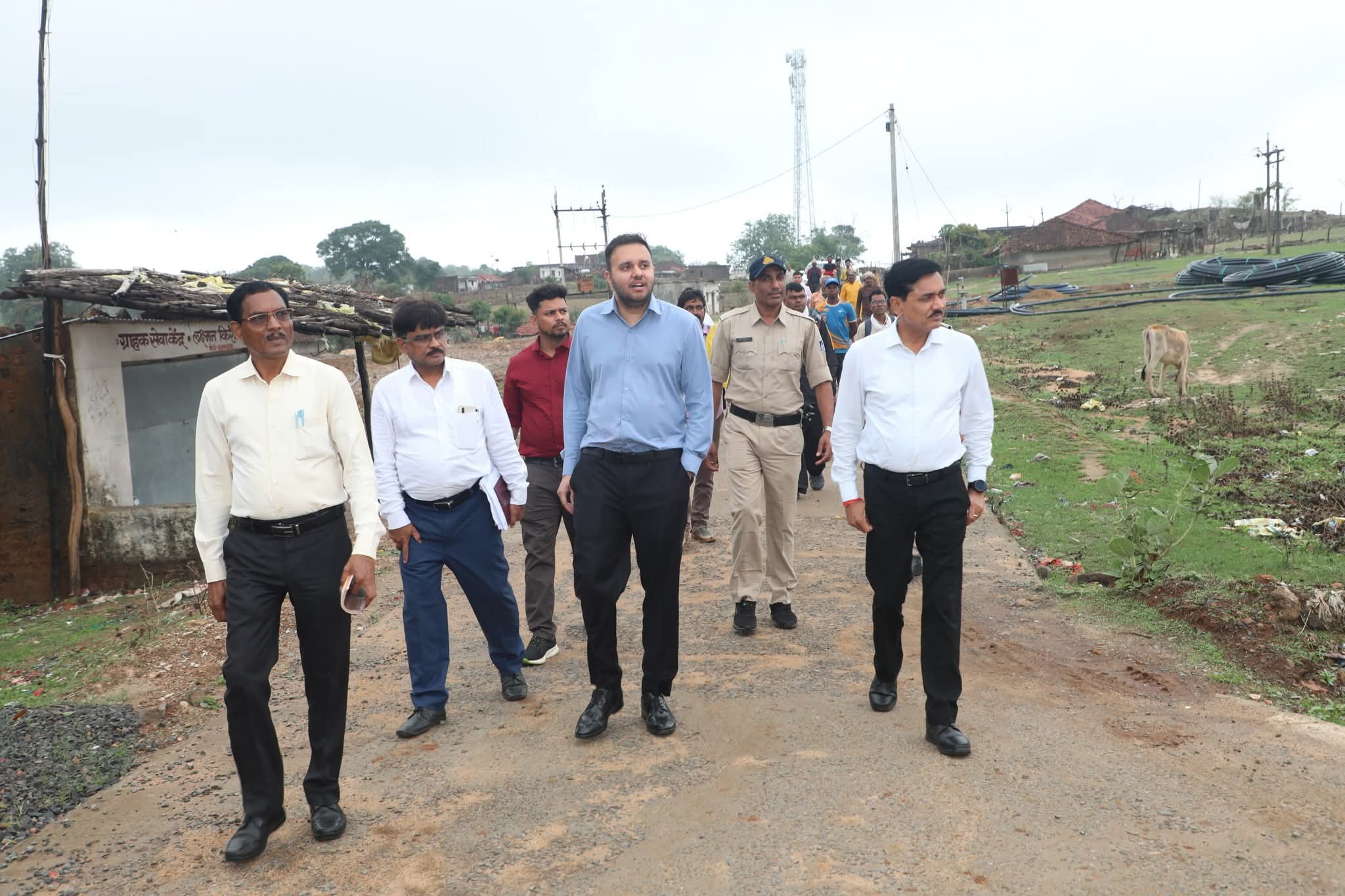 दूरस्थ ग्राम पंचायत चिलक और मणि पहुंचे कलेक्टर श्री सिंह: योजनाओं के क्रियान्वयन का लिया जायजा, ग्रामीणों से किया संवाद