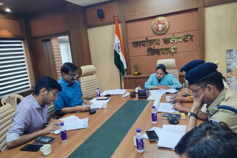 जिला सड़क सुरक्षा समिति की बैठक संपन्न सुरक्षित छिंदवाड़ा के लिए ठोस कदम: हेलमेट अनिवार्य, मवेशियों पर रेडियम, पार्किंग की नई योजना तैयार