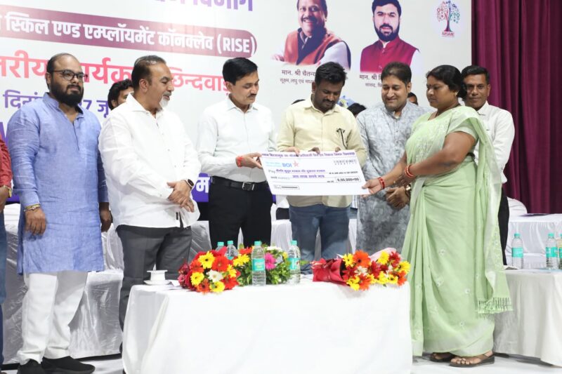 रीजनल इंडस्ट्री स्किल एंड एम्प्लॉयमेंट कॉनक्लेव का जिला स्तरीय कार्यक्रम सम्पन्न युवा उद्यमियों और स्व सहायता समूहों को 35 करोड़ से अधिक के ऋण वितरित