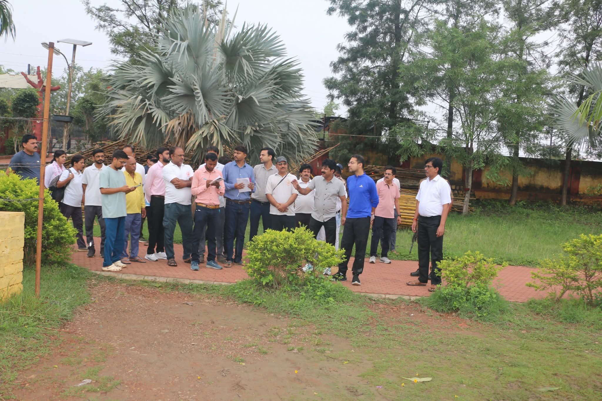 कलेक्टर आदित्य सिंह ने आज तुलसी सरोवर पार्क अशोकनगर पहुंचकर पार्क का निरीक्षण किया।
