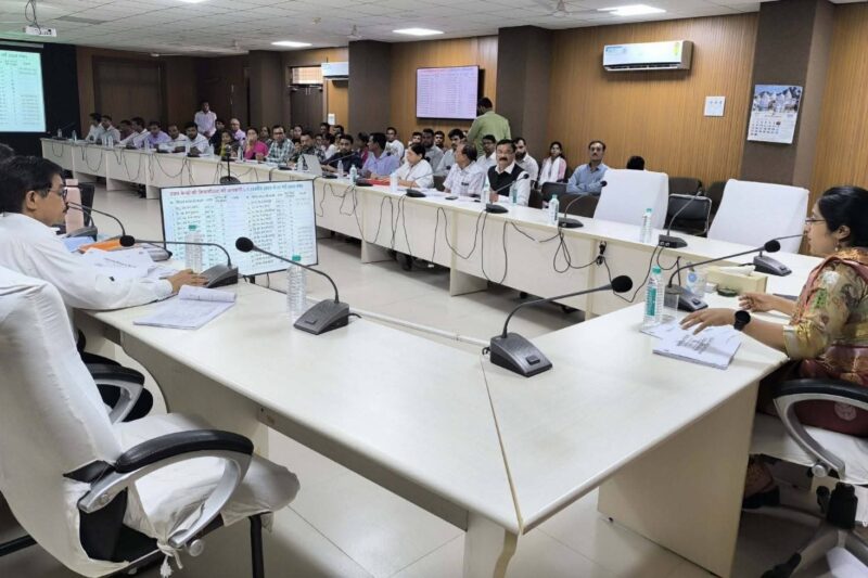कलेक्टर ने ली जिला स्वास्थ्य समिति की समीक्षक  अधिकारियों को दिये आवश्यक दिशा-निर्देश,