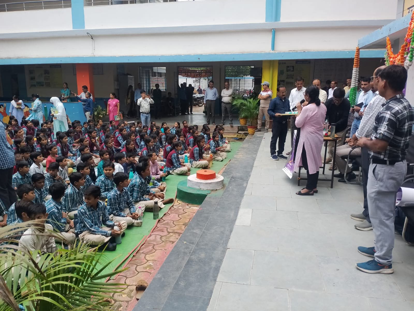 एनीमिया मुक्त भारत अभियान के तहत स्कूली बच्चों को आयरन टैबलेट का सेवन कराया