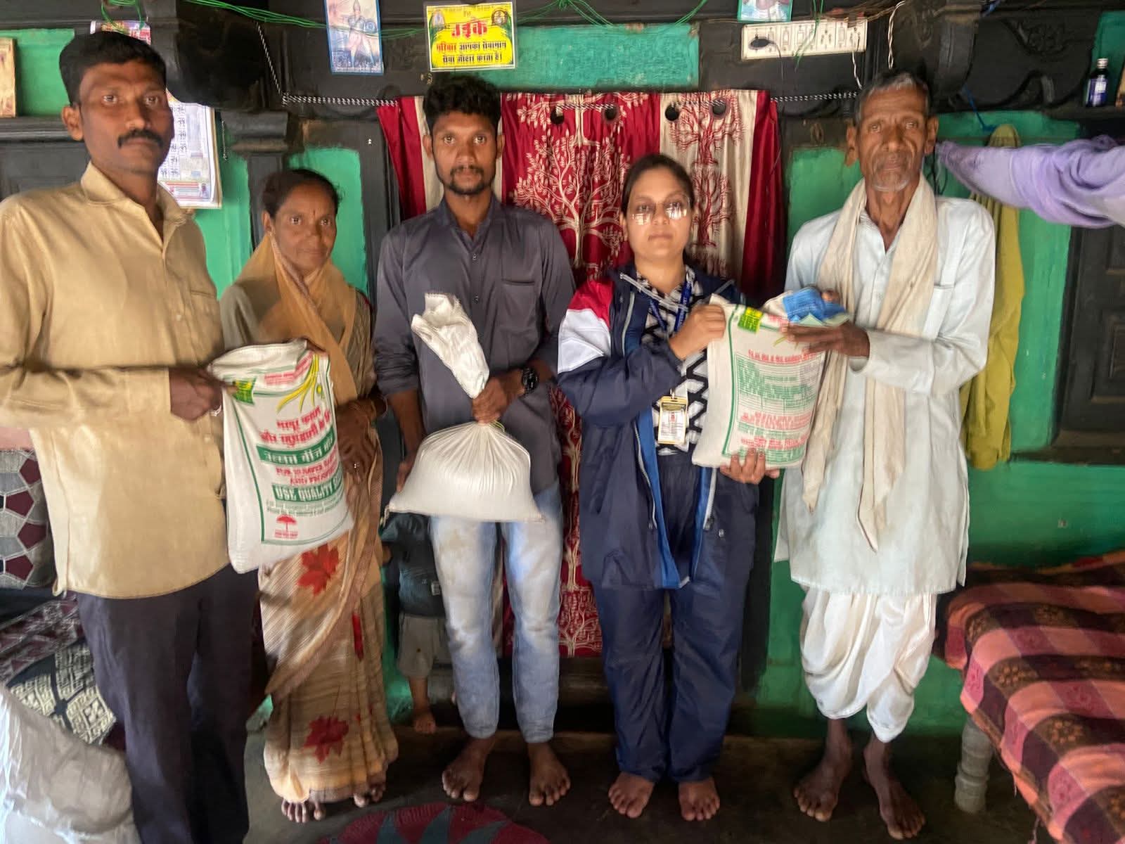 लवादा चंदपुरी बिरसोला में कृषकों को वितरित किया गया रागी, कोदो एवं अरहर बीज मिनी किट