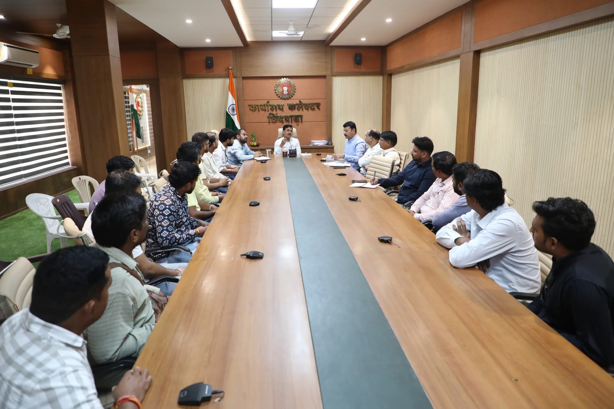 कलेक्टर सिंह ने ली उर्वरक विक्रेताओं की बैठक, किसानों को निर्धारित मूल्य पर यूरिया उपलब्ध कराने के दिए निर्देश