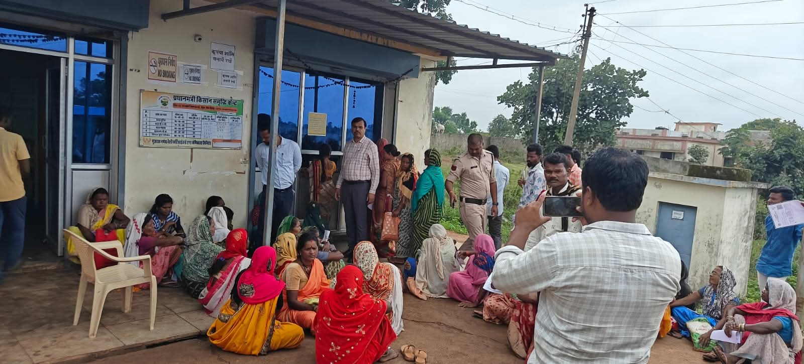 जिले में यूरिया उर्वरक की सतत आपूर्ति सुनिश्चित करने कलेक्टर  सिंह द्वारा लगातार की जा रही मॉनिटरिंग