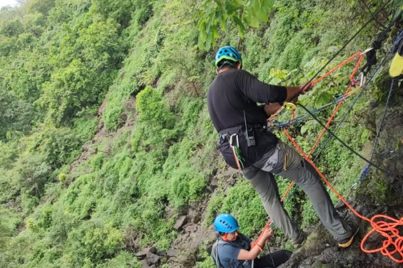 कुकड़ीखापा में शुरू हुई एब्सेलिंग और ट्रेल हाइकिंग युवाओं को साहसिक खेलों से जोड़ने के लिए जिला प्रशासन की पहल