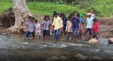 मोहखेड़ विकासखंड के ग्वारा पंचायत के झीलढाना गांव का मामला, सड़क नहीं होने के कारण बिछुआ के गुलसी स्कूल जाना हैं मजबूरी
