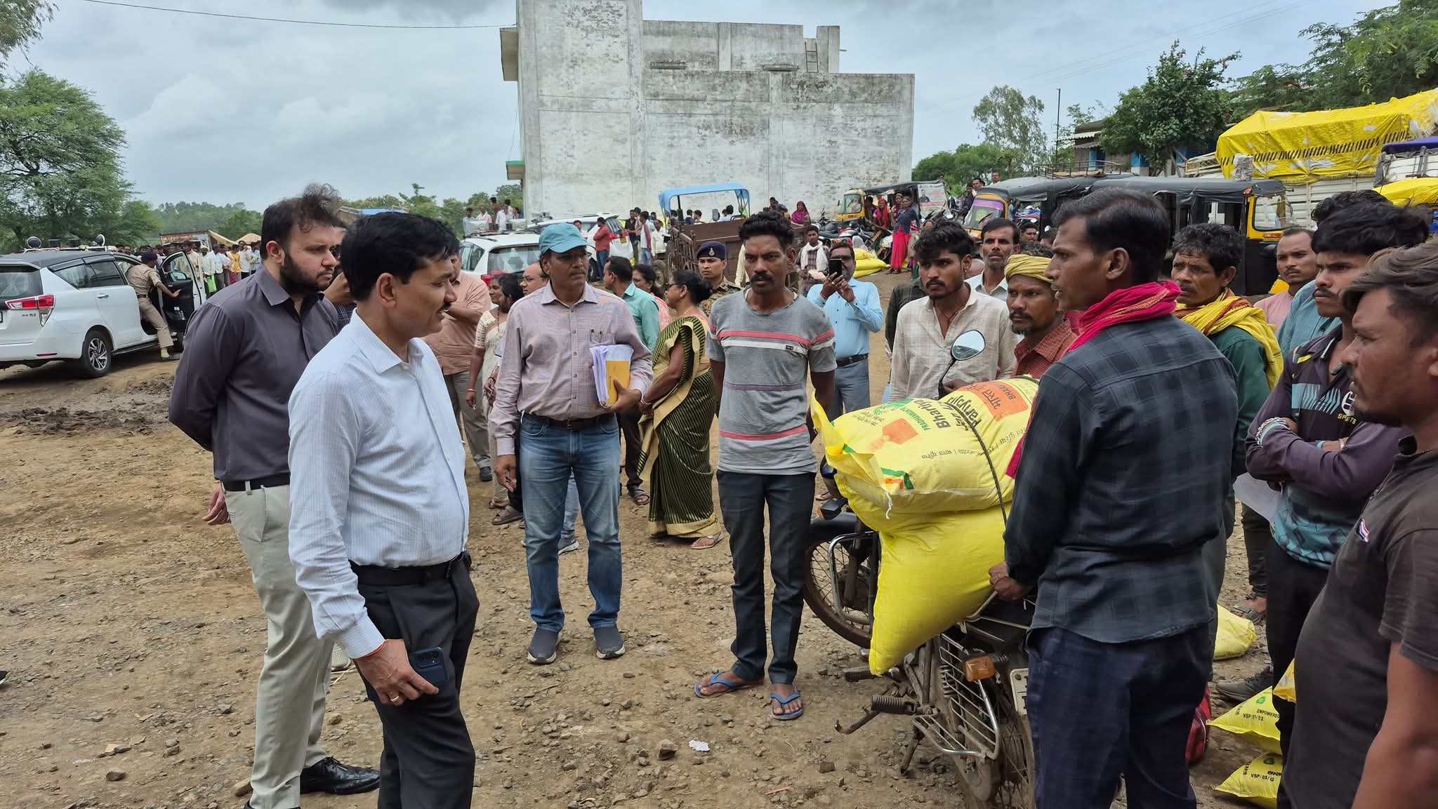 कलेक्टर सिंह ने किया अमरवाड़ा उर्वरक भंडारण केंद्र का औचक निरीक्षण किसानों से संवाद कर कहा यूरिया की कोई कमी नहीं, सभी को मिलेगा यूरिया अधिकारियों को काउंटर बढ़ाने के दिए निर्देश
