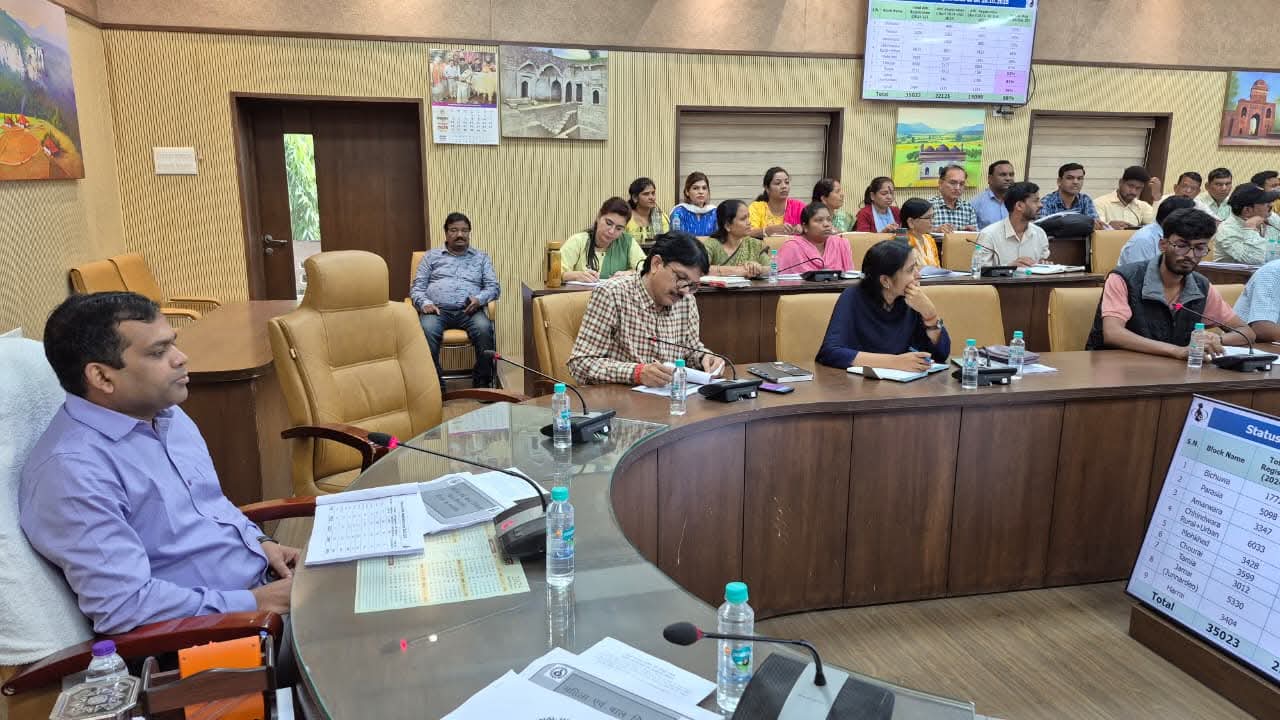 कलेक्टर ने ली स्वास्थ्य एवं महिला बाल विकास विभाग की संयुक्त समीक्षा बैठक