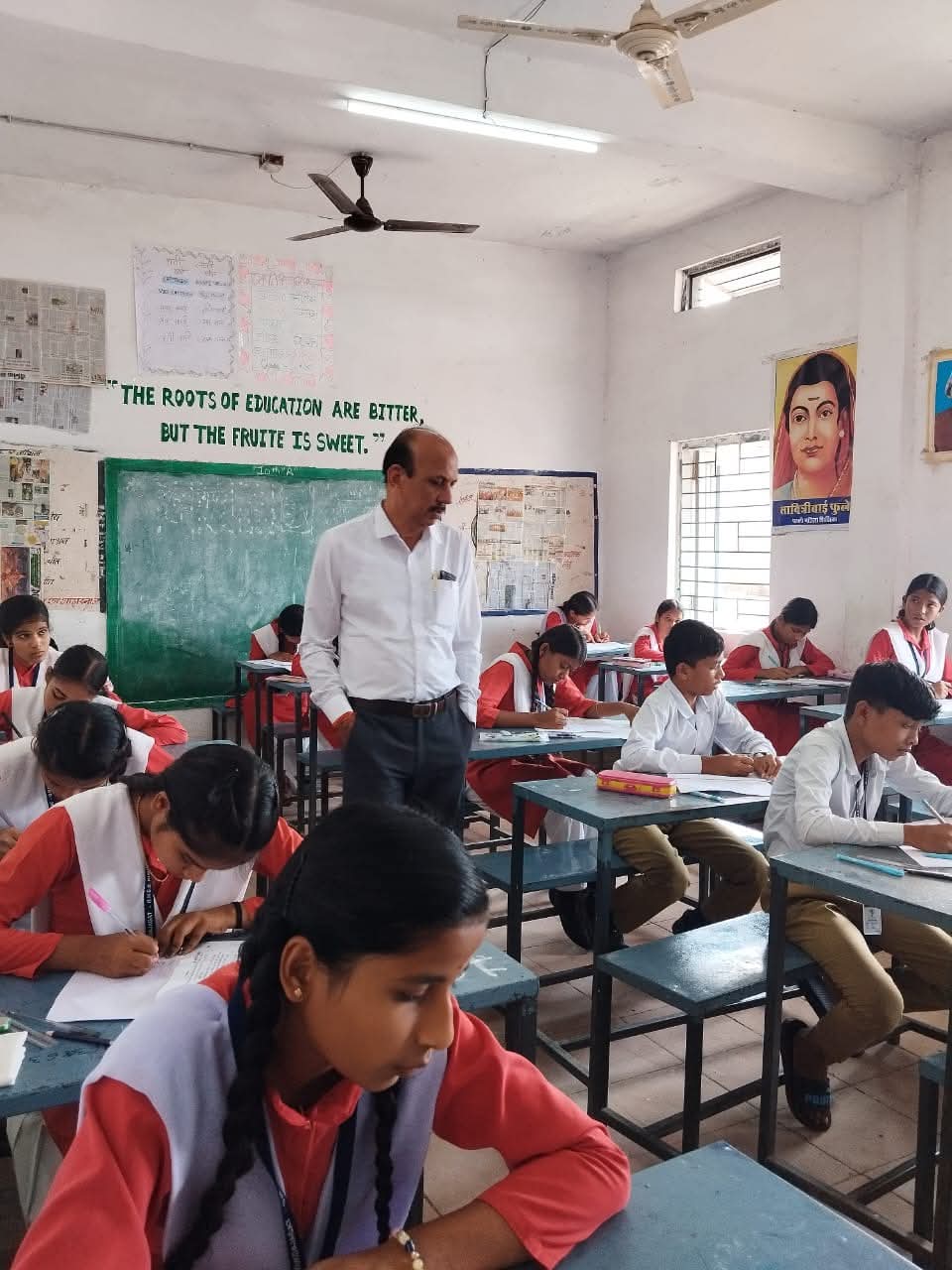 जिले में अर्धवार्षिक परीक्षाओं का विधिवत संचालन: जिला शिक्षा अधिकारी ने किया निरीक्षण