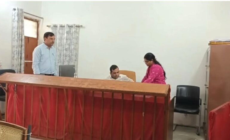 कलेक्टर ने किया चौरई एसडीएम एवं तहसील न्यायालय का निरीक्षण