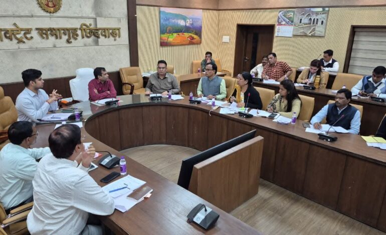 कलेक्टर ने की एसआईआर कार्य में प्रगति की समीक्षा मतदाताओं की मैपिंग, गणना फॉर्म प्रिंटिंग और वितरण का कार्य गति के साथ पूरा करने के लिए निर्देश