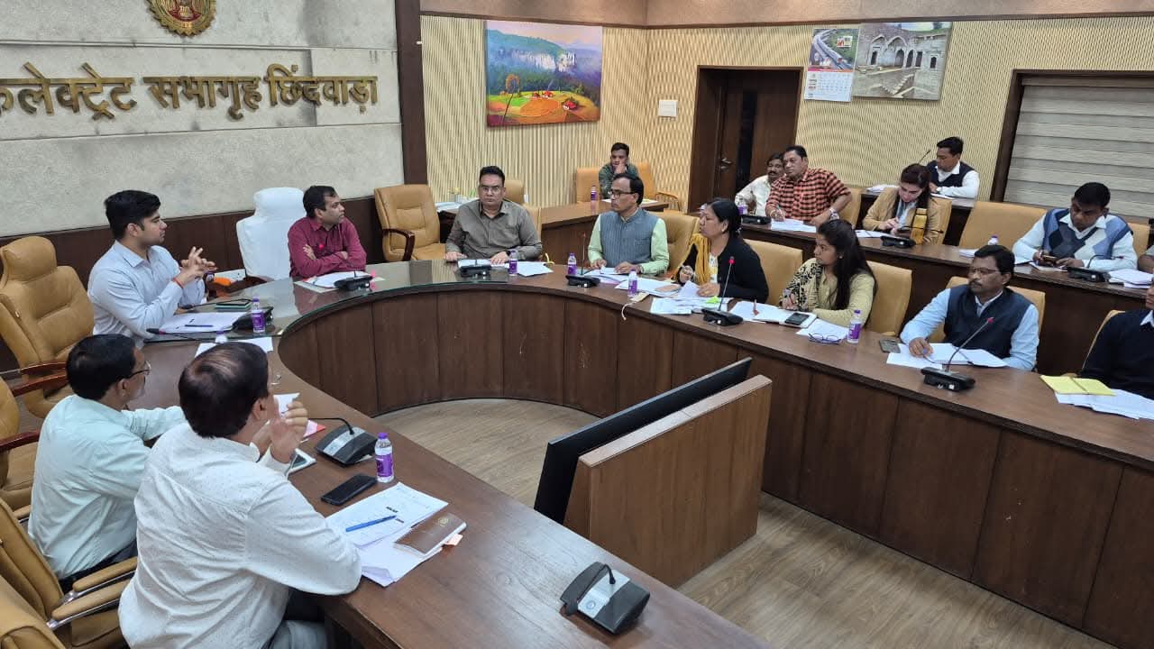 कलेक्टर ने की एसआईआर कार्य में प्रगति की समीक्षा मतदाताओं की मैपिंग, गणना फॉर्म प्रिंटिंग और वितरण का कार्य गति के साथ पूरा करने के लिए निर्देश