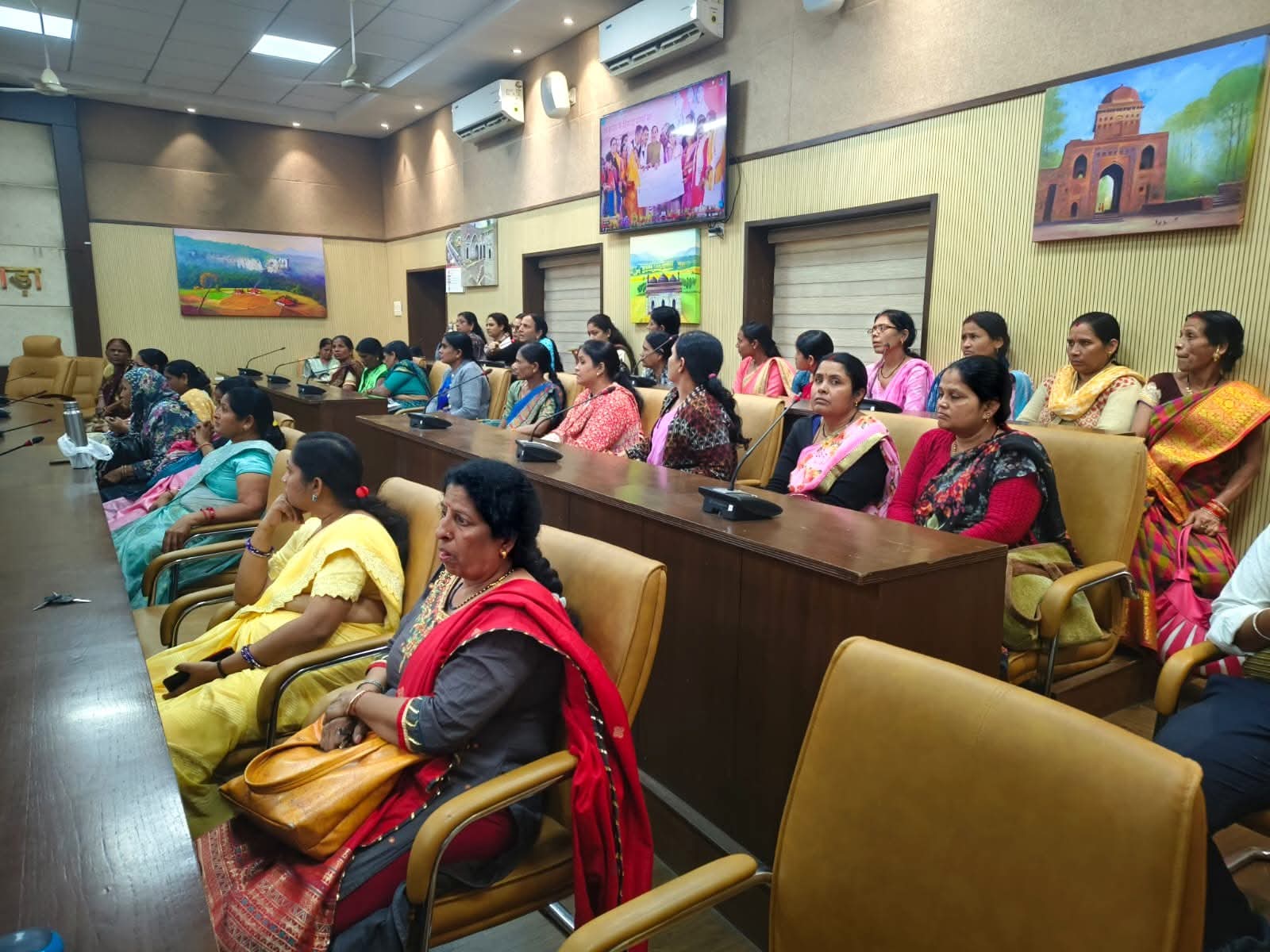 मुख्यमंत्री डॉ.यादव द्वारा लाड़ली बहना योजना के हितग्राहियों को किया गया राशि का अंतरण