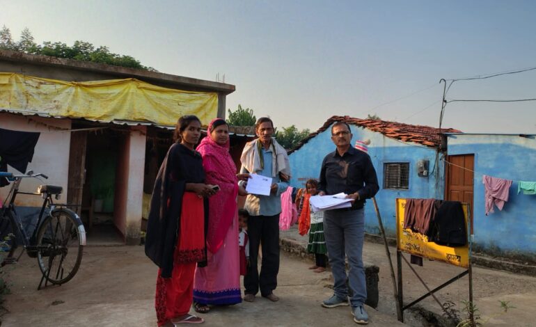 मतदाता सूची के विशेष गहन पुनरीक्षण के तहत बीएलओ द्वारा गणना फॉर्म का वितरण कार्य जारी