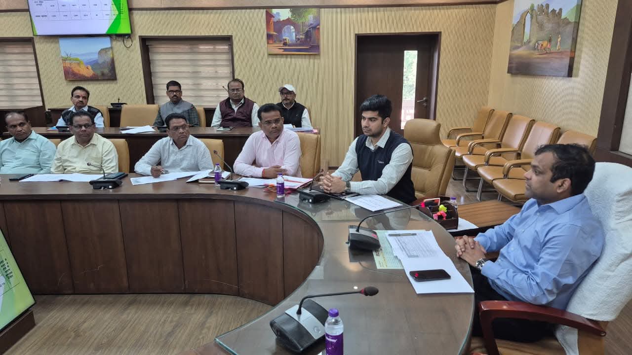 कलेक्टर ने की शिक्षा विभाग, जिला शिक्षा केंद्र और जनजातीय कार्य विभाग की समीक्षा