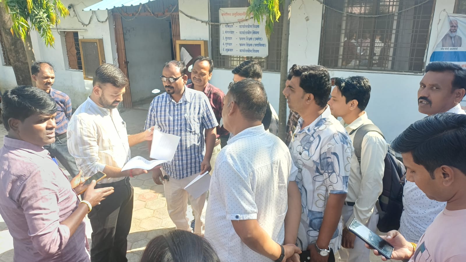 बी.एल.ओ. सहायक नियुक्ति के आदेश के विरोध में ग्राम रोजगार सहायकों ने सौंपा ज्ञापन