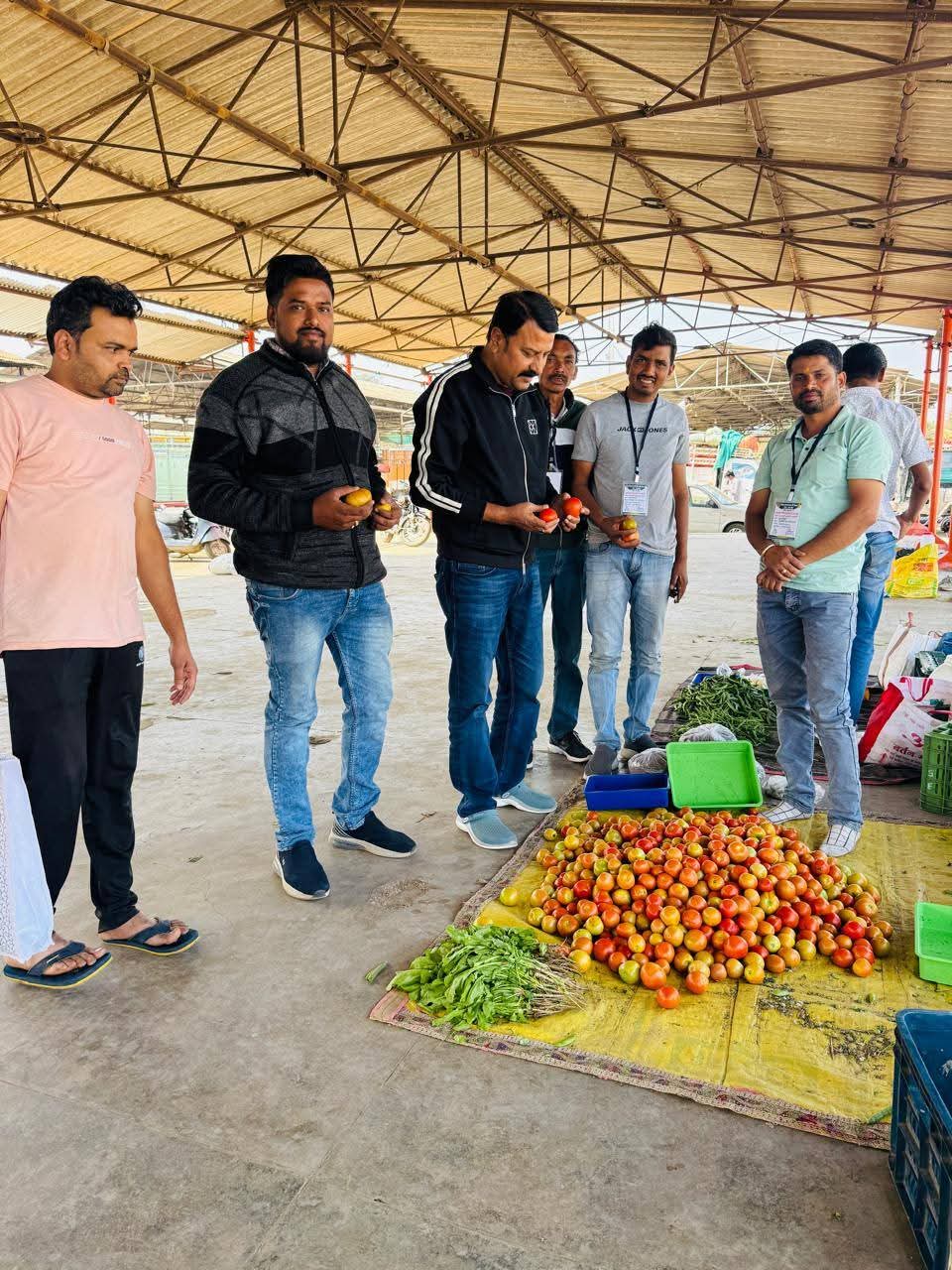 साप्ताहिक प्राकृतिक जैविक हाट बाज़ार में अधिकारियों/कर्मचारियों एवं नगरवासियों ने पहुँचकर खरीदे प्राकृतिक सब्ज़ियाँ फल, अनाज, दालें