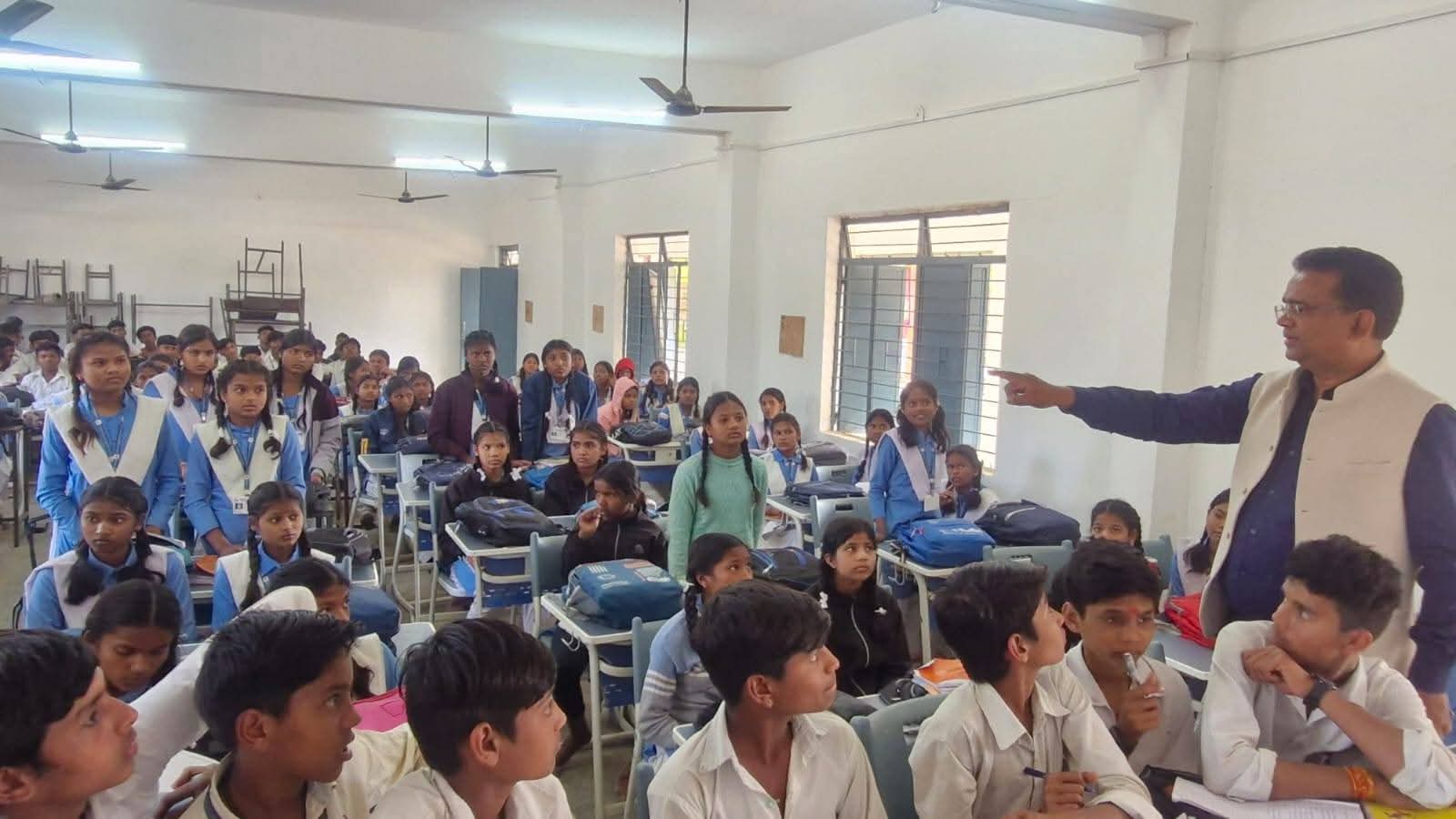 सहायक आयुक्त जनजातीय कार्य विभाग ने किया विकासखंड तामिया के परीक्षा केंद्रों का निरीक्षण