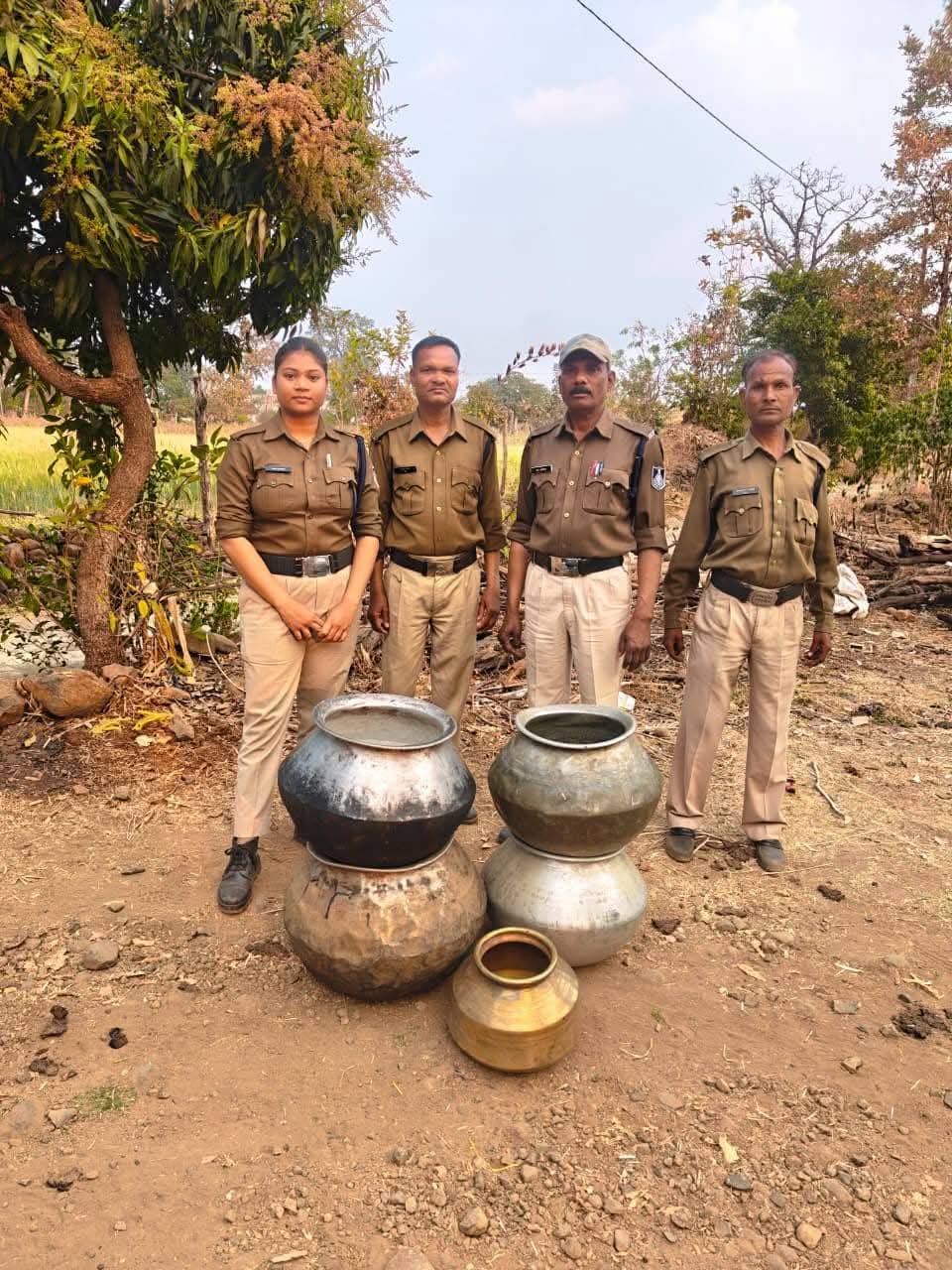 मोहखेड़ क्षेत्र में आबकारी विभाग की बड़ी कार्रवाई अवैध मदिरा ठिकानों पर दबिश, 2400 किलो महुआ लहान नष्ट