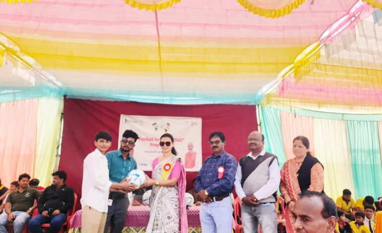 पीएम श्री स्कूल जवाहर नवोदय विद्यालय सिंगोड़ी में फुटबॉल वितरण कार्यक्रम संपन्न हुआ