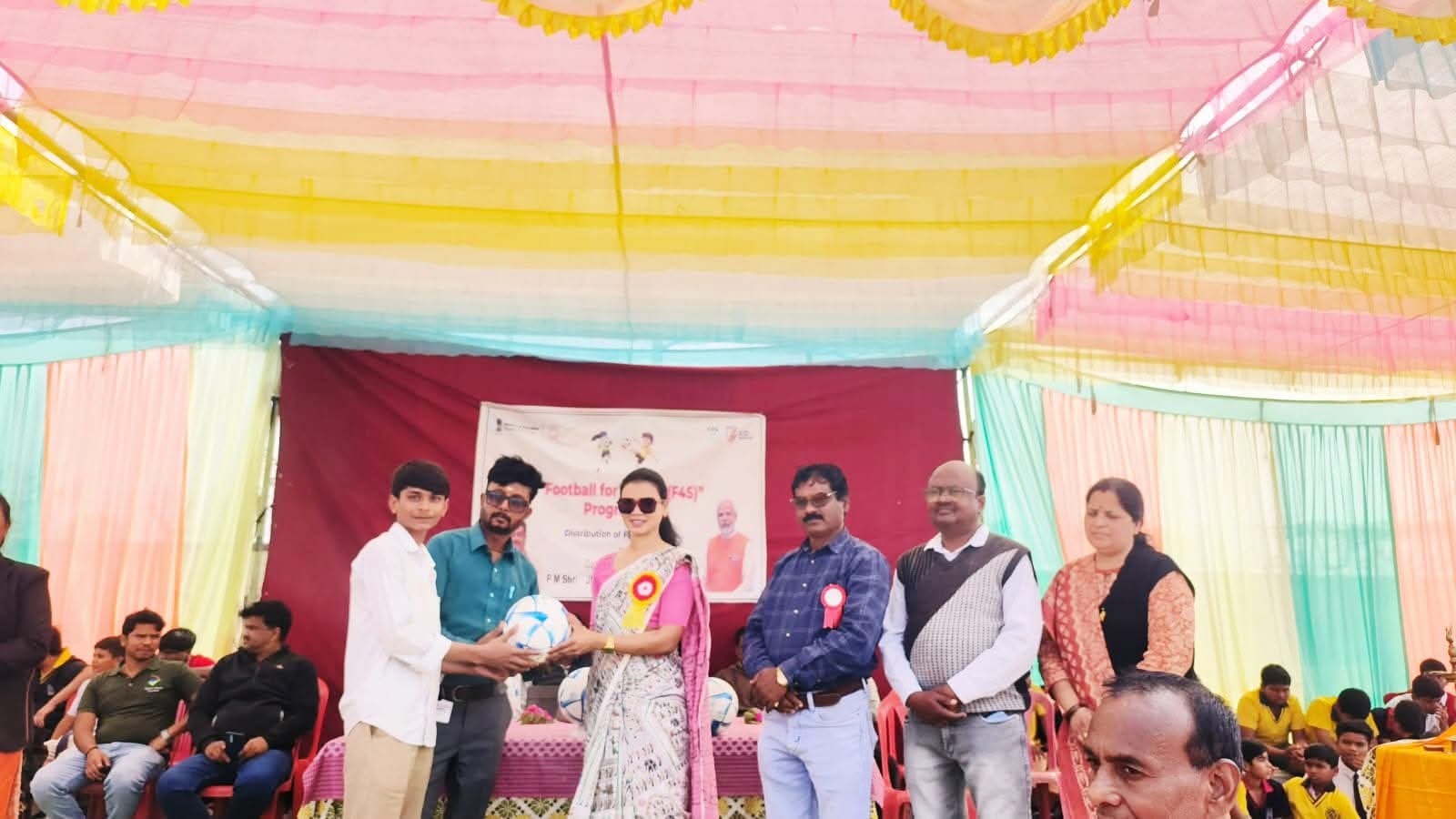 पीएम श्री स्कूल जवाहर नवोदय विद्यालय सिंगोड़ी में फुटबॉल वितरण कार्यक्रम संपन्न हुआ