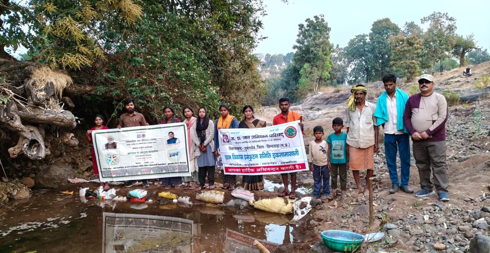इकलामासानी में सामूहिक श्रमदान से किया गया बोरी बंधान
