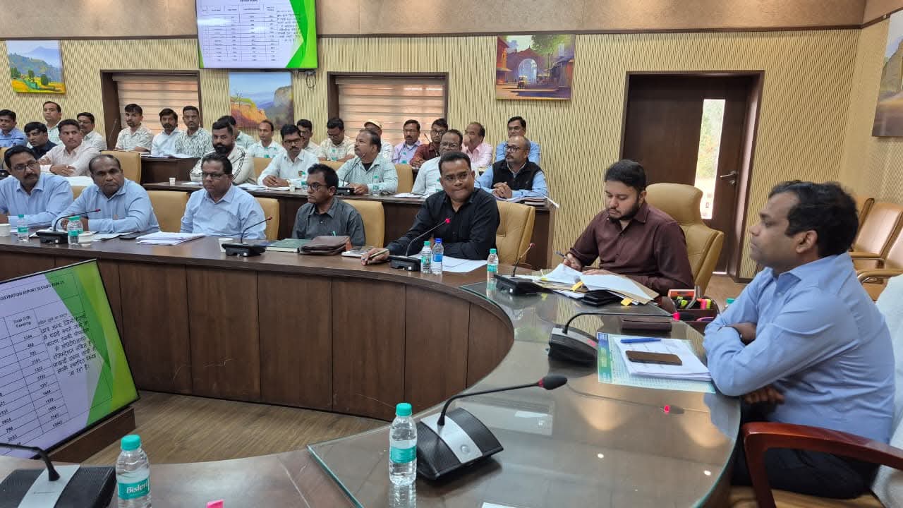 कलेक्टर अध्यक्षता में शिक्षा विभाग, जिला शिक्षा केंद्र एवं जनजातीय कार्य विभाग की संयुक्त समीक्षा बैठक संपन्न