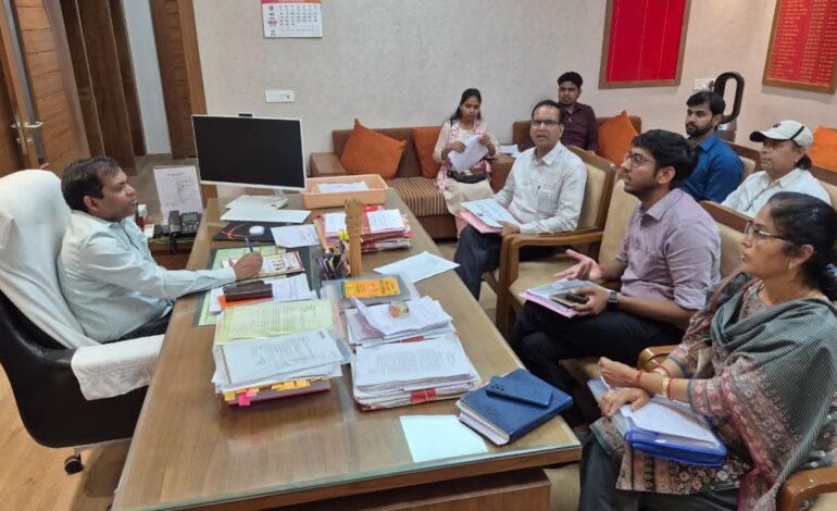 कलेक्टर ने ली विभिन्न विभागों के निर्माण कार्यों की समीक्षा बैठक