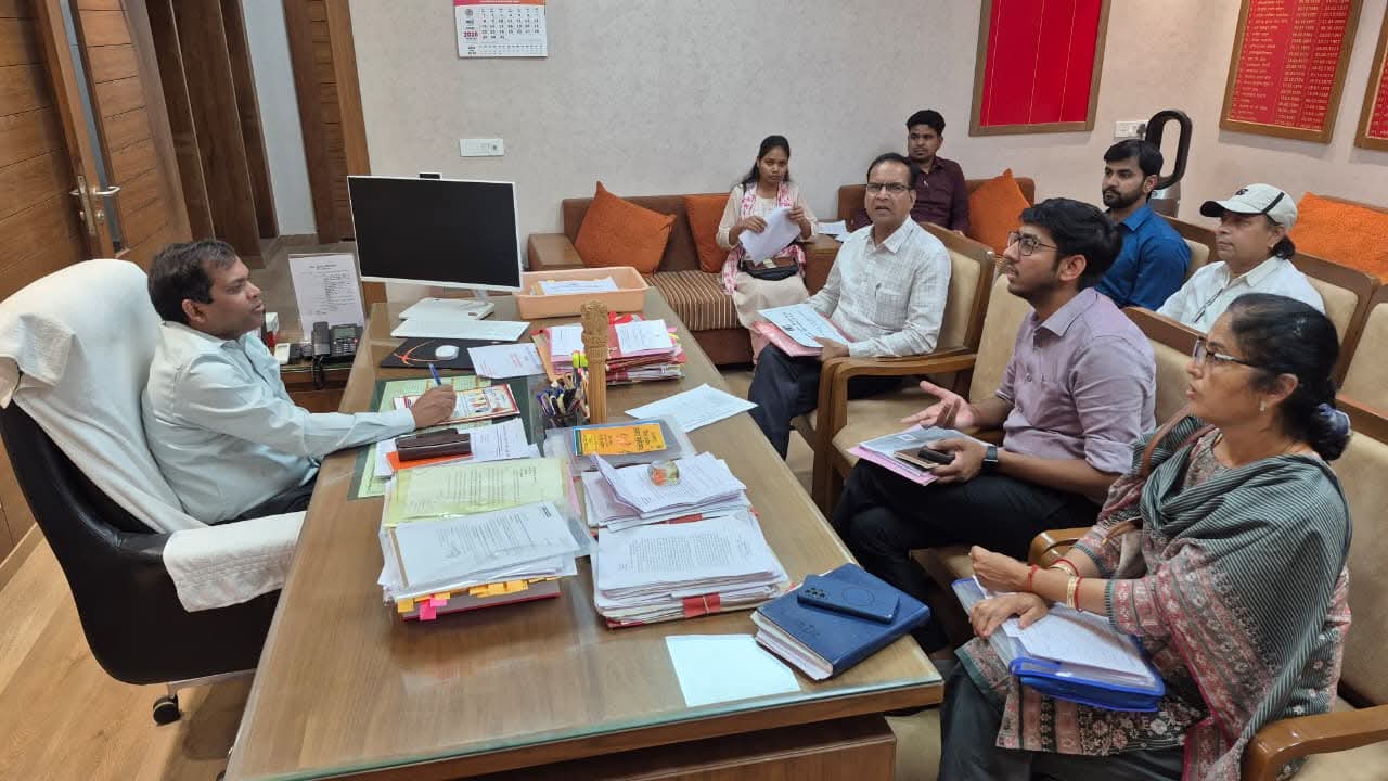 कलेक्टर ने ली विभिन्न विभागों के निर्माण कार्यों की समीक्षा बैठक