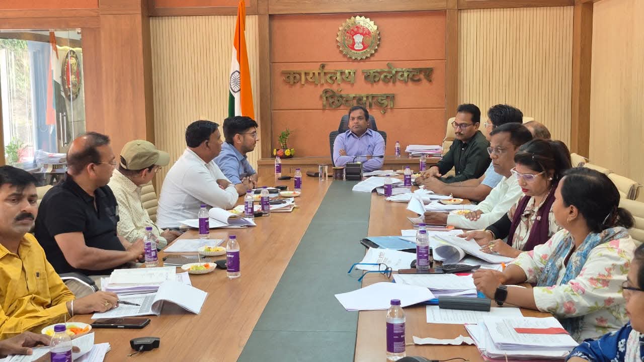 कलेक्टर की अध्यक्षता में जिला मूल्यांकन समिति की बैठक आयोजित