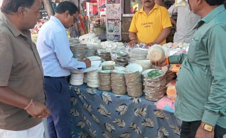 प्लास्टिक उपयोग पर सख्ती: नगर निगम की टीम ने बाजारों में चलाया निरीक्षण अभियान