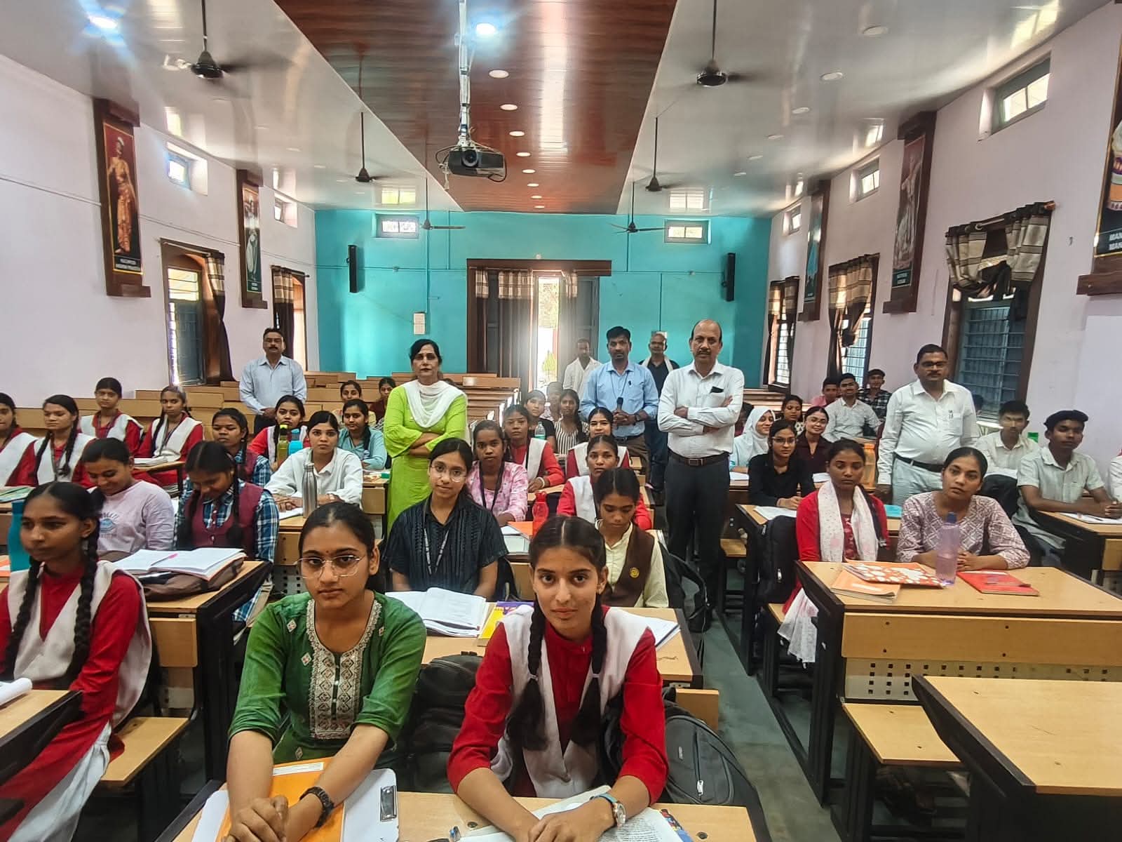 जिले में बना हुआ है नीट और जेईई जैसी प्रतियोगी परीक्षाओं का माहौल  प्रतिदिन लग रही है ऑनलाइन ऑफलाइन कक्षाएं