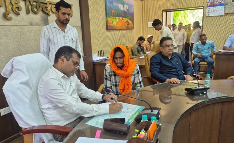 जनसुनवाई : कलेक्टर ने सुनी 125 आवेदकों की समस्यायें