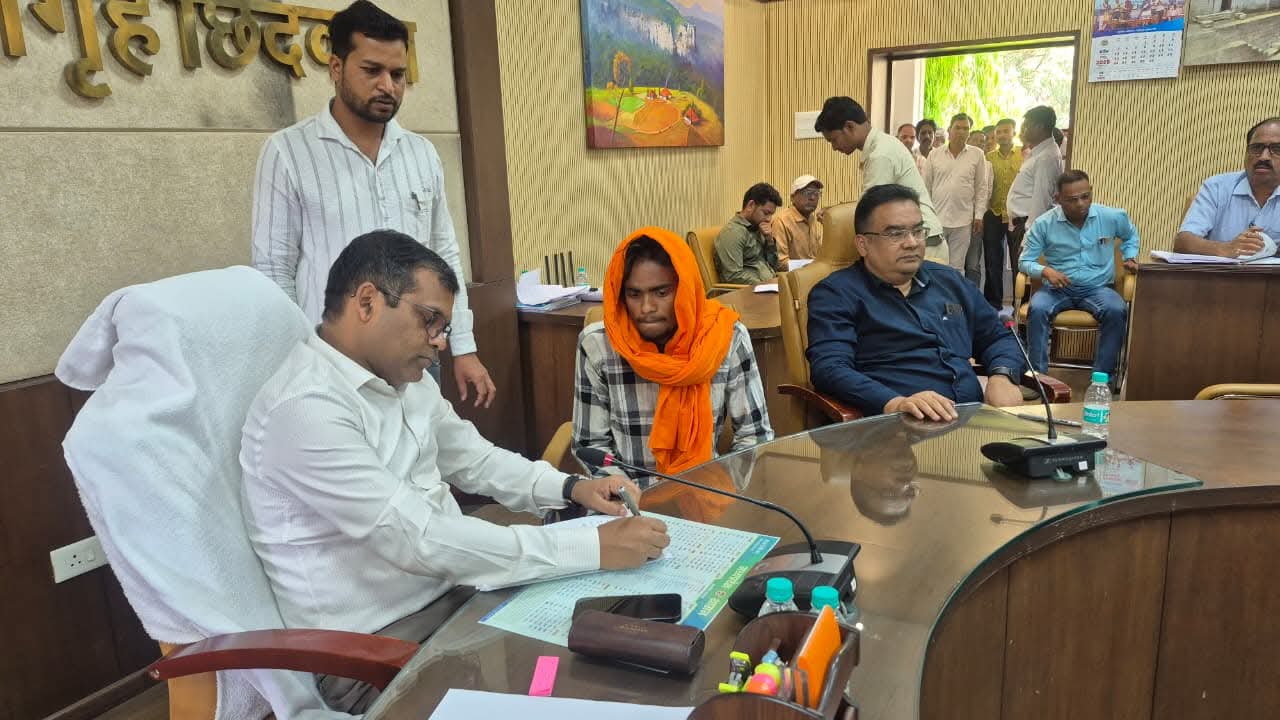 जनसुनवाई : कलेक्टर ने सुनी 125 आवेदकों की समस्यायें