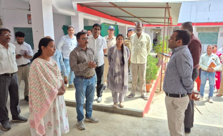 कलेक्टर द्वारा शासकीय उच्चतर माध्यमिक विद्यालय लिंगा का आकस्मिक निरीक्षण