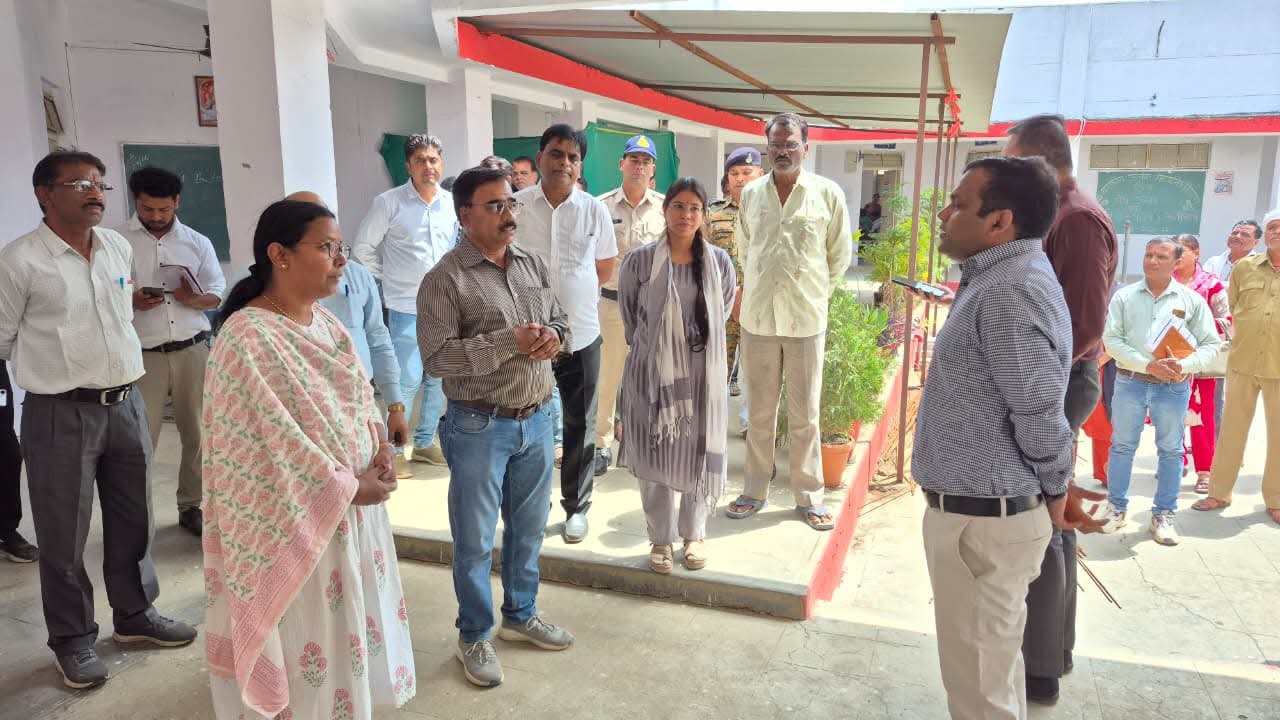 कलेक्टर द्वारा शासकीय उच्चतर माध्यमिक विद्यालय लिंगा का आकस्मिक निरीक्षण