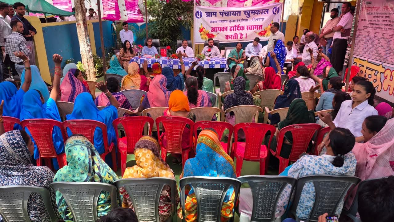 दूरस्थ ग्रामों में लगातार चौपाल लगाकर जनसमस्याओं का समाधान कर रहे कलेक्टर नारायन