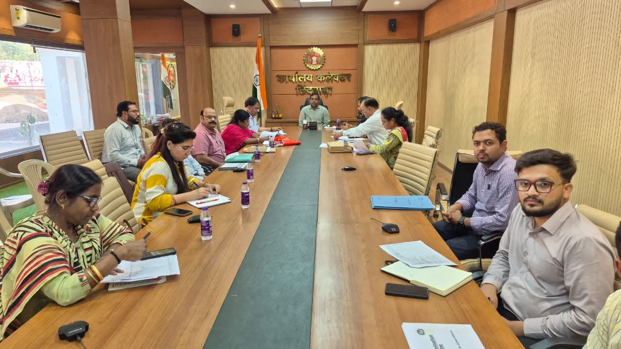 कलेक्टर ने की स्वास्थ्य विभाग की साप्ताहिक समीक्षा