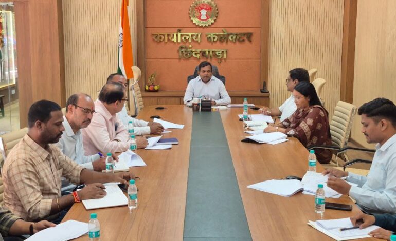कलेक्टर की अध्यक्षता में नगरीय निकायों की समीक्षा बैठक संपन्न