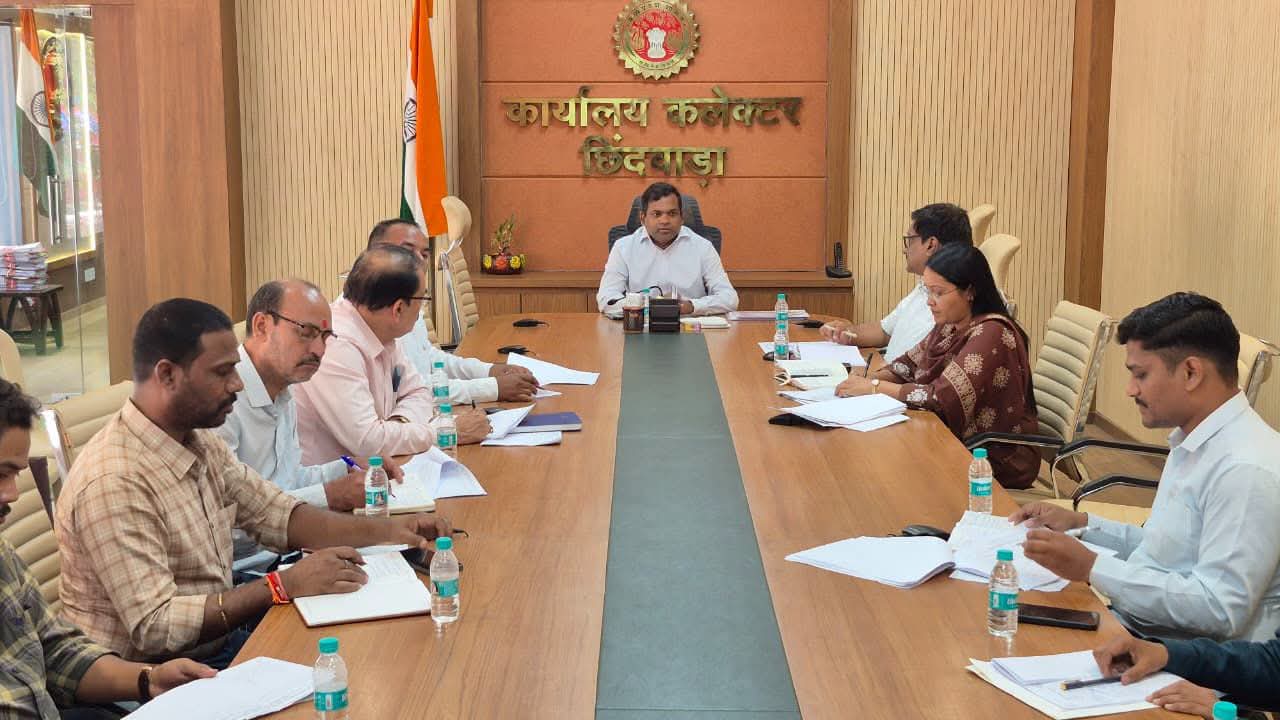 कलेक्टर की अध्यक्षता में नगरीय निकायों की समीक्षा बैठक संपन्न