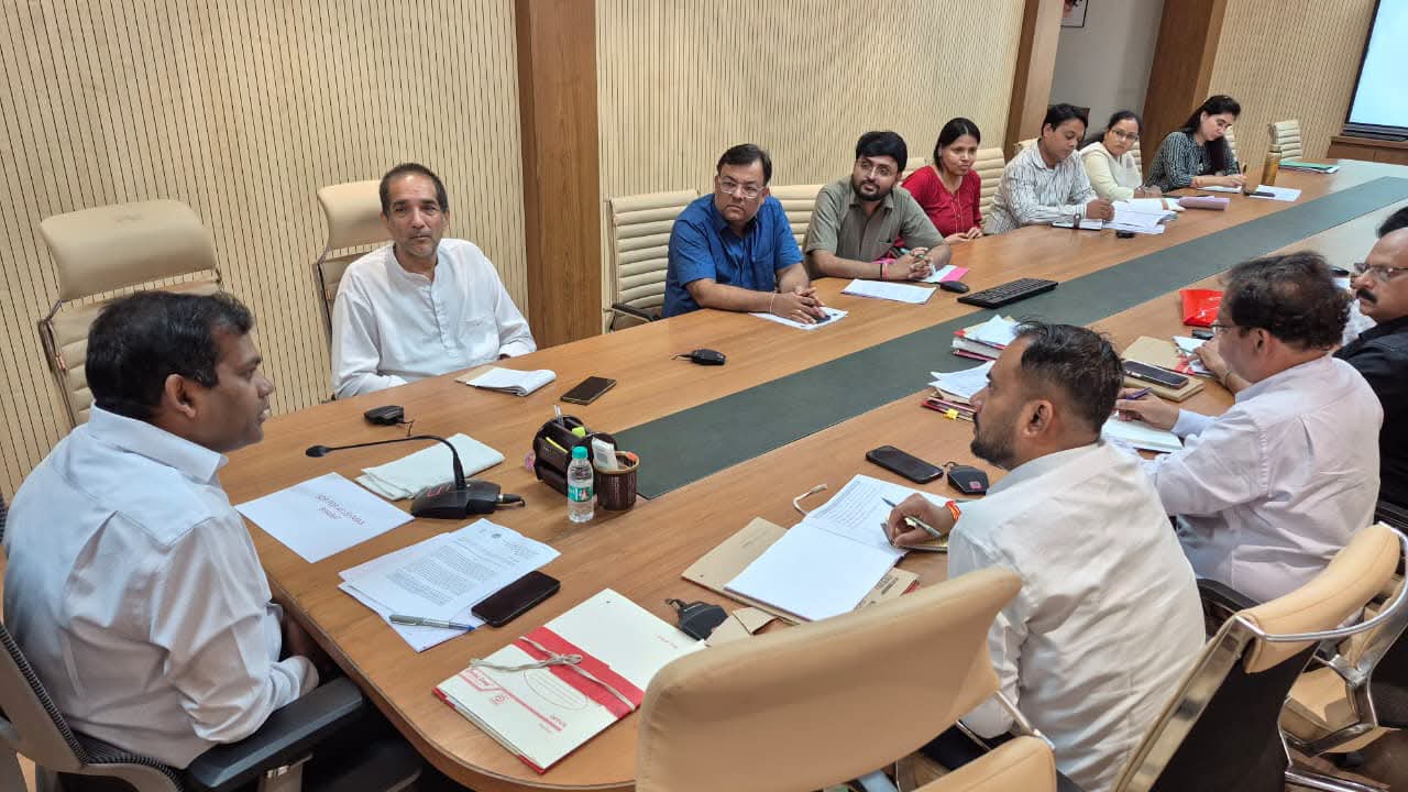 कलेक्टर ने ली स्वास्थ्य विभाग, जिला चिकित्सालय एवं मेडिकल कॉलेज के अधिकारियों की बैठक